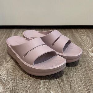 NWOT OOFOS OOmega OOahh slide stardust size 10